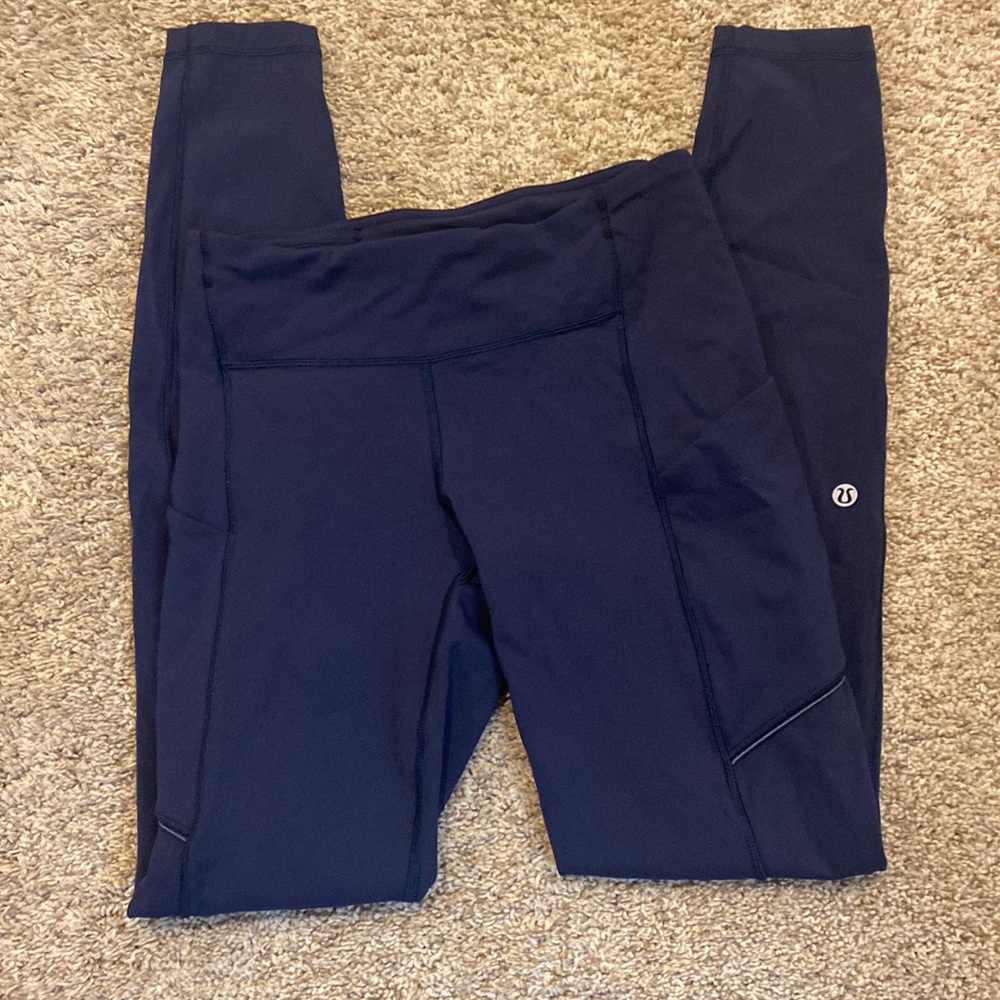 Navy Lululemon leggings.